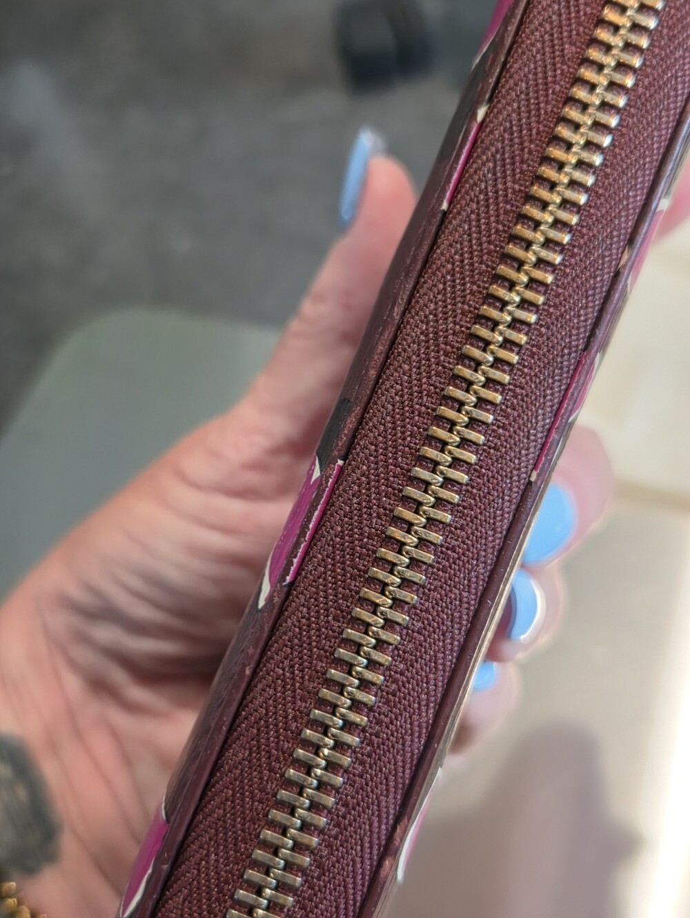 Gucci Zip-Around Wallet in Burgundy with Pink Heart Motif - Picture 10 of 16